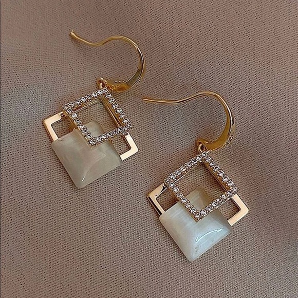 HostPick!🥳🔥2for$25🔥Rhinestone Geo Drop earrings - Picture 2 of 4